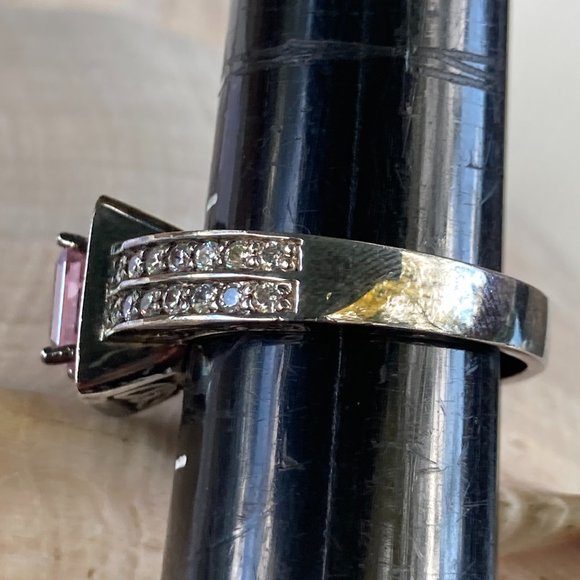 Striking HVE pink CZ and small CZ gems in sterling silver setting ring - Picture 5 of 12